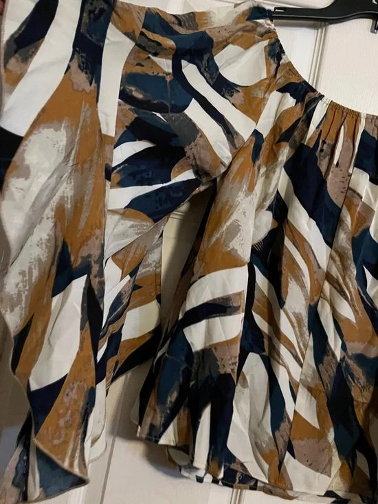 SHEIN Off-Shoulder Abstract Print Blouse in White, Black, Tan - Picture 4 of 4